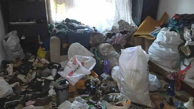 Ev değil sanki şehir çöplüğü!