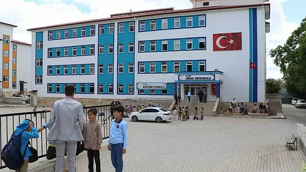 Kopya çekerken yakalanan öğrenci öğretmenini bıçakladı