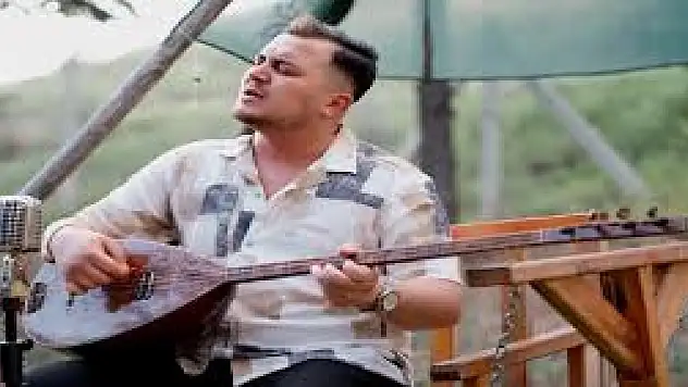 Mahalli sanatçı sevenlerini yasa boğdu