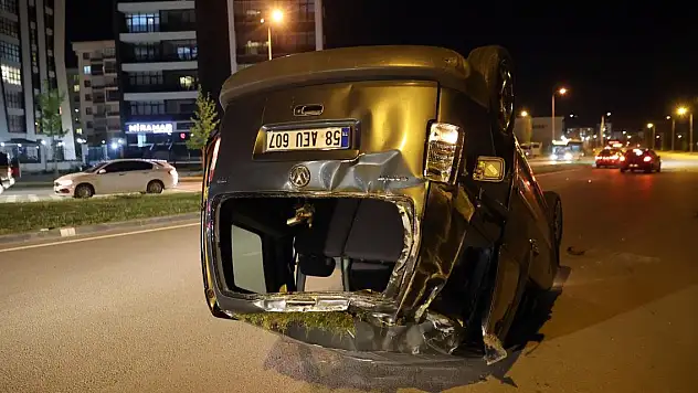 Hafif ticari araç devrildi: 6 yaralı