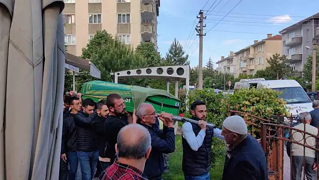 Düğün dönüşü kazada hayatını kaybeden kadın gözyaşları ile toprağa verildi