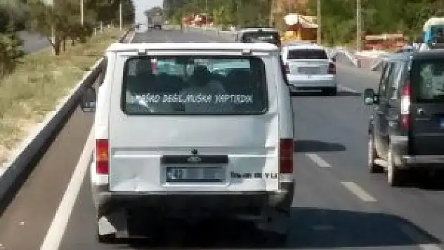 Minibüsün camında 'kasko değil muska yaptırdık' yazısı