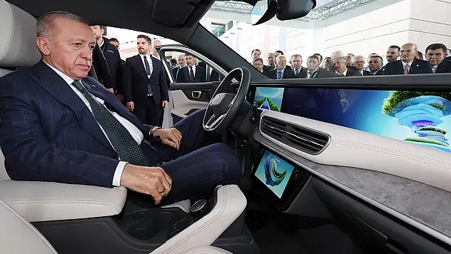 Cumhurbaşkanı Erdoğan, Togg'un yeni modelini inceledi