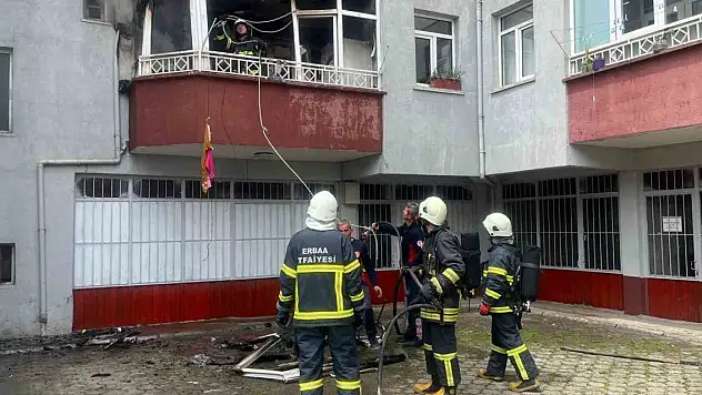 Kibritle oynayan çocuk balkonu ateşe verdi