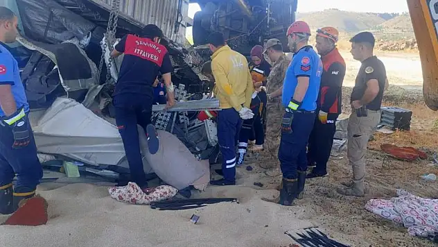 Kontrolden çıkan tır köprüden uçtu: 2 ölü