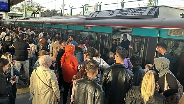 Marmaray'da bir kişi raylara atlayarak intihar etti