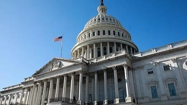 ABD Kongresi'ne 'takma kirpik' kavgası damga vurdu