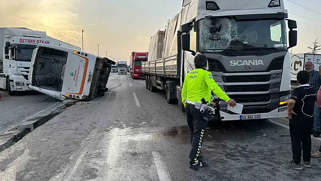 Belediye otobüsü ve 2 tırın karıştığı kazada 7 kişi yaralandı