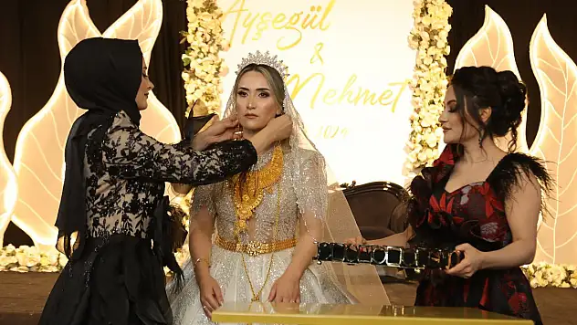 Aşiret düğününde geline 6 kilo altın takıldı, paralar havada uçuştu