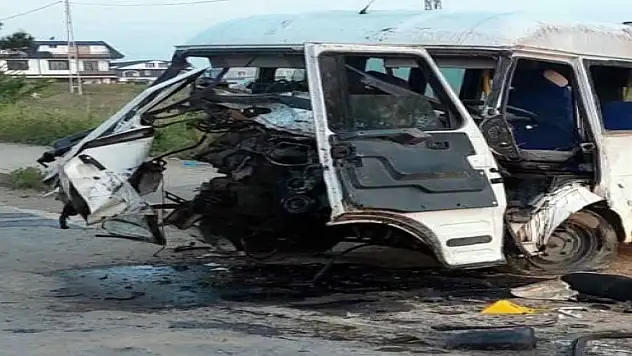 Kontrolden çıkarak devrilen midibüs hurdaya döndü, sürücü hayatını kaybetti