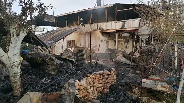 Antalya'da yangın çıkan 3 yayla evi küle döndü