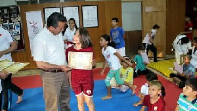 Yaz Spor Okulunda taekwondo ve karate öğrencilerine belgeleri verildi