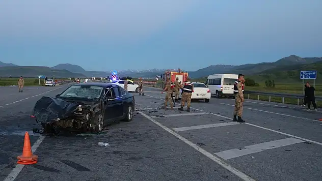 İki otomobil çarpıştı: 3 ölü, 5 yaralı