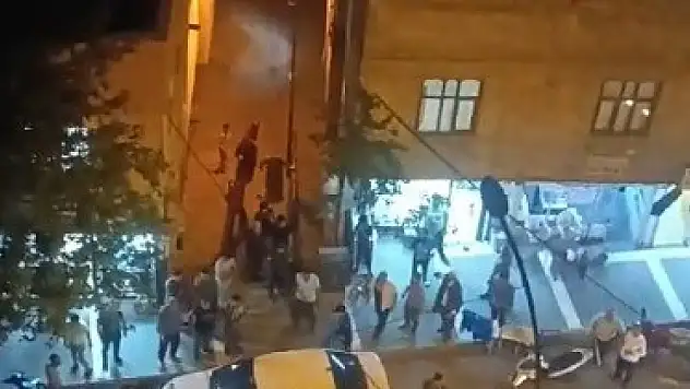 Kavgaya ezanla müdahale etmeye çalıştı