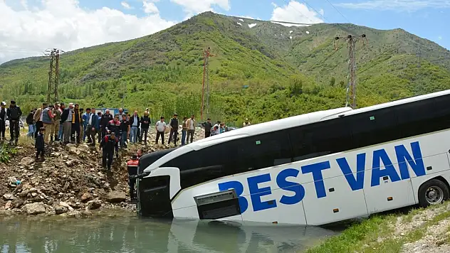 Yolcu otobüsü dereye uçtu