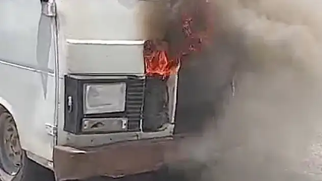 Seyir halindeki minibüs alevlere teslim oldu