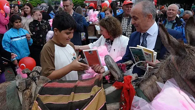 Eşekle köy köy gezip bedava dağıtıyor