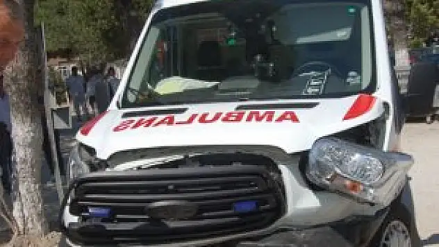 Lapseki'de otomobil ambulansla çarpıştı