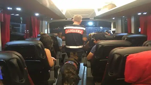 Uyuşturucu ile yolculuğa jandarma engeli: 8 gözaltı