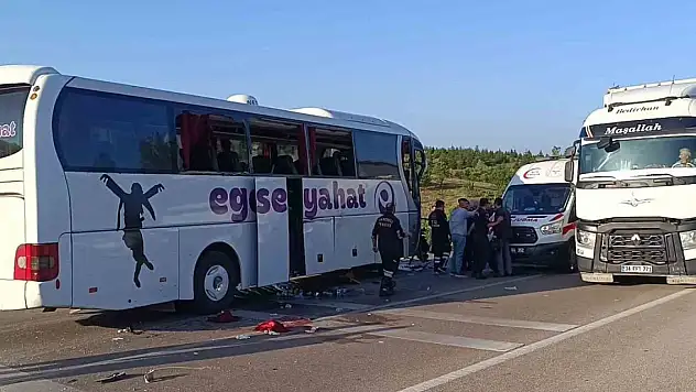 Yolcu otobüsü kamyonetle çarpıştı: 17 yaralı