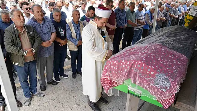 Trafik kazasında ölen genç kızın tabutuna duvak örtüldü