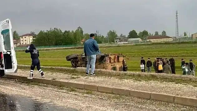 Yüksekova'da askeri araç devrildi: 2 asker yaralı