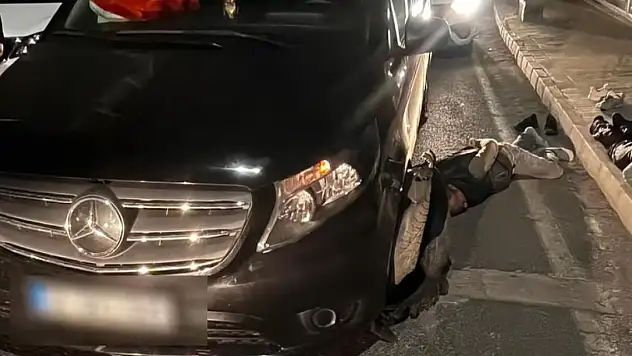 Dur ihtarına uymayan lüks araçta kaçak göçmen yakalandı