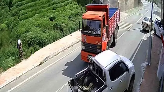 Hızla giden kamyonun altında kalmaktan son anda kurtuldular