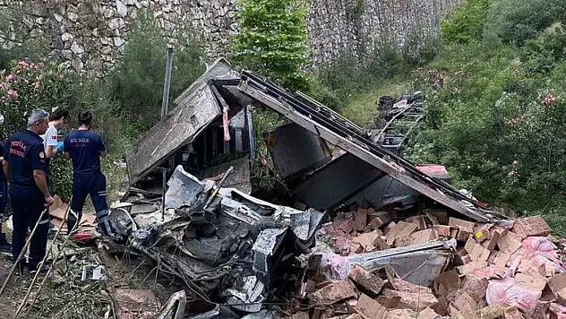 20 metrelik uçuruma düşen kamyonun sürücüsü öldü