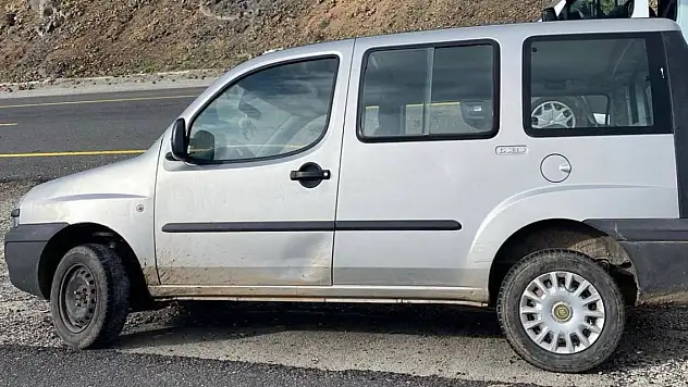 Kars'ta lastiği patlayan otomobil kaza yaptı! 5 yaralı