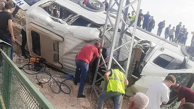 Kütahya'da yolcu otobüsü devrildi: 13 kişi yaralandı