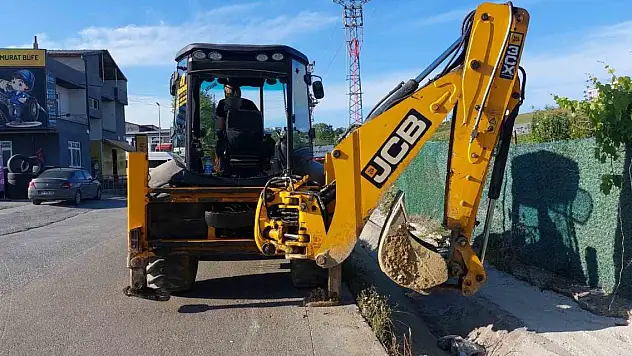 İş makinesinin açık bırakılan bomu yayaya çarptı