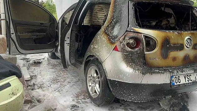 Aksaray'daki park halinde alev alan otomobil küle döndü