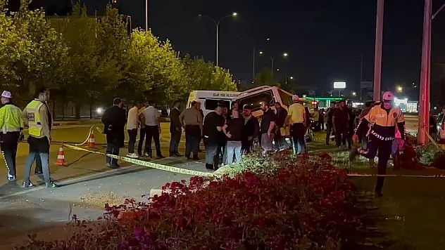 Kontrolden çıkan minibüs orta refüje çarparak savruldu: 1 ölü
