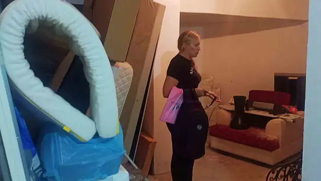 Ev sahibi, kiracısını çıkaramayınca depoda yaşamaya başladı