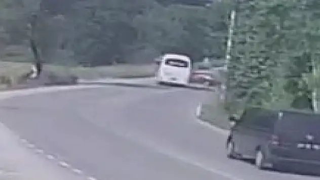 U dönüşü yapmak isteyen otomobil servis aracıyla çarpıştı: 6 yaralı