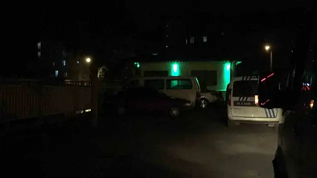 Telefon başlayan tartışma sokakta bıçaklı kavgaya dönüştü: 4 yaralı