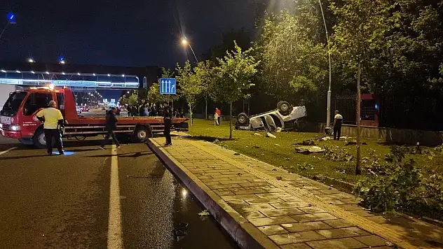 Kaza yapan araçlar takla attı, ortalık savaş alanına döndü: 3 yaralı