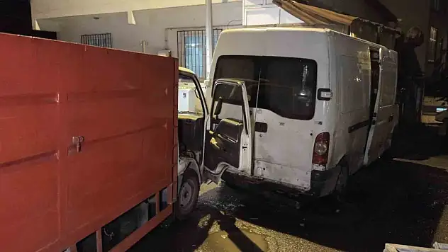 Çaldıkları kamyonetle park halindeki minibüse çarptılar