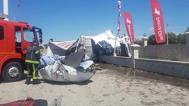 Kontrolden çıkan tır akaryakıt istasyonunun duvarına çarparak devrildi: 1 ölü