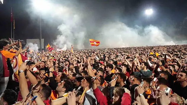 Şampiyon Galatasaray, Florya'da taraftarlarıyla buluştu