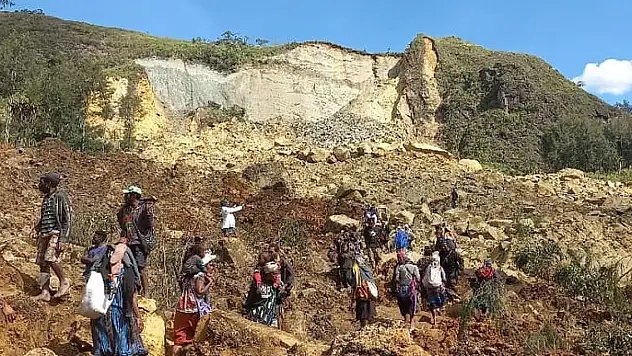 Son Dakika! Papua Yeni Gine'de toprak kayması... Toprak altında 2 bin kişi var