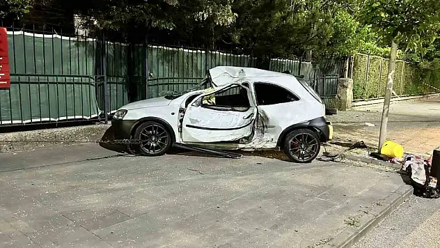 Kontrolden çıkan otomobil aydınlatma direğine çarptı: 1 ölü