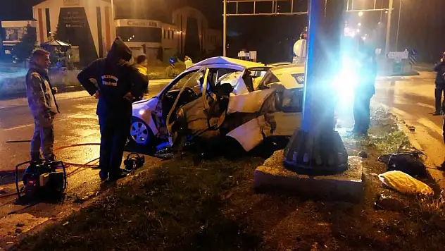 İki otomobil çarpıştı: 3 ölü, 5 yaralı