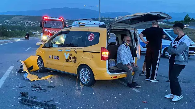 Otomobil ile taksi çarpıştı: 4 yaralı