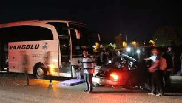 Yolcu otobüsü otomobille çarpıştı: 2 ölü