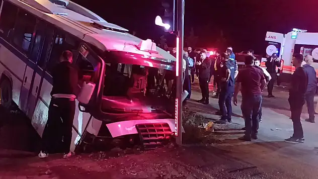 Kırıkkale'de feci kaza... Yolcu minibüsü ile otomobil çarpıştı: 22 yaralı