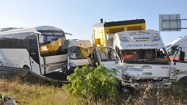 Tekirdağ'da işçi servislerine kamyonet çarptı: 18 yaralı