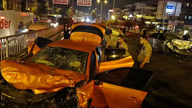 İki otomobil kafa kafaya çarpıştı, parçaları birbirine karıştı: 1'i ağır 5 yaralı