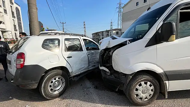 İşçi servisi ile cip çarpıştı: 7 yaralı